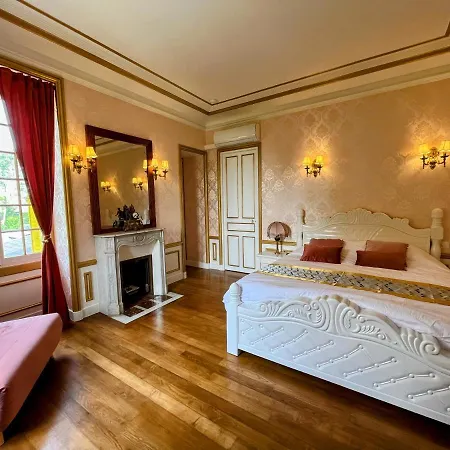 Chateau De B&B Moliens
