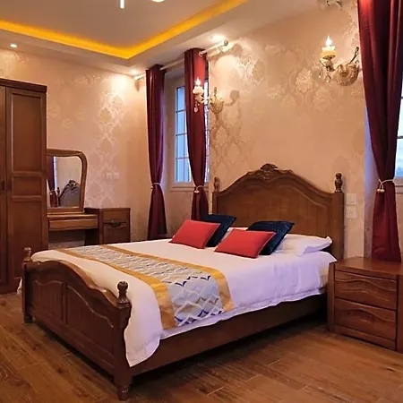 Chateau De B&B Moliens