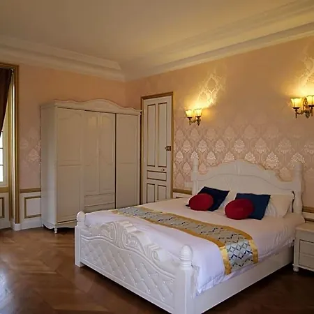 Chateau De B&B Moliens